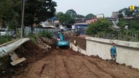 Kepala Balai Besar Pelaksanaan Jalan Nasional VI, Direktorat Jenderal Bina Marga Hari Suko Setiono mengatakan paket pembangunan pelebaran jalur puncak terdiri dari pelebaran jalan Ciawi-Puncak sepanjang 5 km dan pembangunan rest area Gunung Mas, dengan nilai kontrak menggunakan Anggaran Pendapatan Belanja Negara (APBN) senilai Rp73 miliar. Dok. Kementerian PUPR.