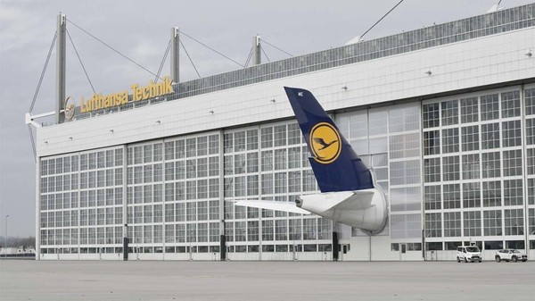 Bandara Munich bersama firma desain Butzbach membangun satu set pintu custom. Ada lubang di tengahnya untuk buntut A380 (Munich Airport/CNN Travel)  