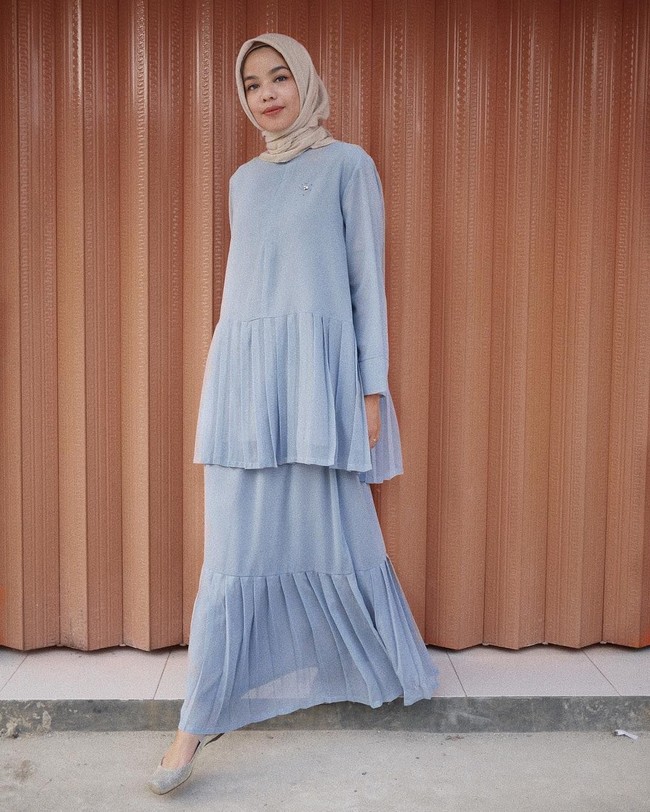 Kamu juga bisa memilih blouse set atau baju setelan ke kantor. Busana jenis ini kembali jadi tren, dan bisa jadi pilihan para guru. Foto: Instagram