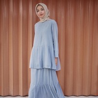 Kamu juga bisa memilih blouse set atau baju setelan ke kantor. Busana jenis ini kembali jadi tren, dan bisa jadi pilihan para guru. Foto: Instagram