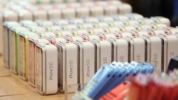 iPhone 5C dijual tanpa kontrak di atas Rp 7 juta. Di rentang harga yang sama, banyak vendor Android pada saat itu menjual handset dengan spesifikasi kelas atas. Foto: Getty Images