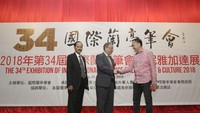 Politisi PDI Perjuangan, Sony Kusumo, bersalaman Ketua Penyelenggara Pameran Kaligrafi dan Budaya, Mr Jang saat pembukaan pameran di Nelayan International Exhibition Hall, Jakarta Utara, Minggu (25/11). Pameran kaligrafi berskala internasional ini merupakan gelaran tahunan yang sudah berjalan 34 tahun. Foto: dok. Panitia