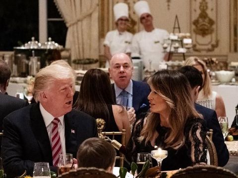 Melania Trump memakai gaun hitam Dolce & Gabbana.