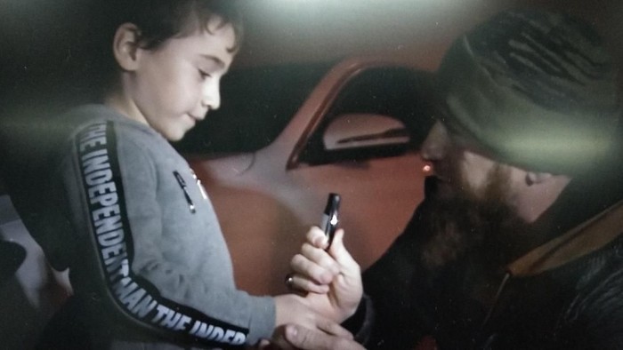 Ramzan Kaydrov memberikan mobil kepada Rahim Kuriev. Foto: Repro YouTube Ramzan Kaydrov memberikan mobil kepada Rahim Kuriev. Foto: Repro YouTube