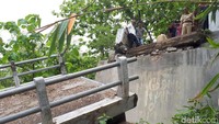 Warga yang ingin beraktivitas kemudian harus melintasi sungai atau mencari jalan lain untuk menyeberangi sungai.