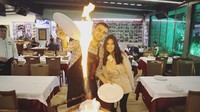Berkunjung ke Istanbul, Angbeen menyambangi restoran dan bertemu langsung dengan chefnya. Ia dibuatkan makanan spesial nih. Foto: Instagram Angbeen Rishi