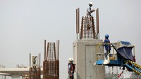 Sejumlah pekerja nampak sibuk mengerjakan proyek pembangunan LRT di kawasan Jakarta-Cikampek, Senin (26/11/2018).