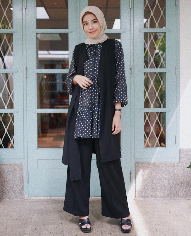 Selain blazer, outerwear lainnya yang bisa jadi pilihanmu adalah vest. Fadila tampak sangat chic dengan paduan long vest dan blouse polkadot. Foto: Instagram