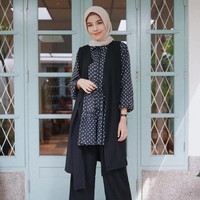Selain blazer, outerwear lainnya yang bisa jadi pilihanmu adalah vest. Fadila tampak sangat chic dengan paduan long vest dan blouse polkadot. Foto: Instagram