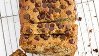 Klasik namun tetap memikat. Inilah banana bread dengan taburan chocolate chip yang royal. Foto: Instagram pureandsimplenoursihmer