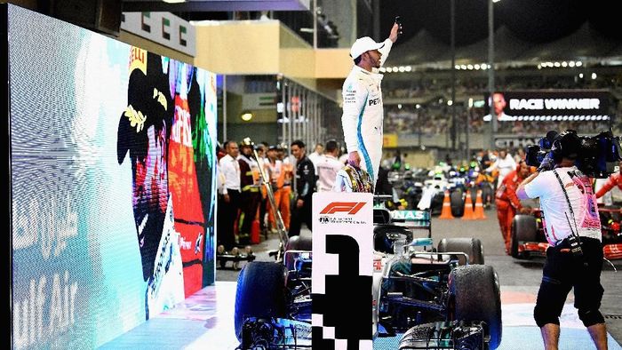 Lewis Hamilton menyempurnakan gelar juara dunianya dengan merebut kemenangan di seri penutup F1 2018 (Clive Mason/Getty Images) Lewis Hamilton menyempurnakan gelar juara dunianya dengan merebut kemenangan di seri penutup F1 2018 (Clive Mason/Getty Images)