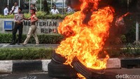 Massa Pergerakan Tani Indonesia Maluku-Maluku Utara (Petani Mal-Malut) membakar ban bekas di depan gedung Kementerian Perdagangan, Jakarta, Senin (26/11/2018).