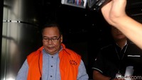Empat anggota DPRD yang menjadi tersangka itu diduga menerima uang sebesar RP 240 juta dari pengurus PT BAP terkait tugas dan fungsi pengawasan Komisi B DPRD Kalteng dalam bidang perkebunan, kehutanan, pertambangan dan lingkungan hidup.