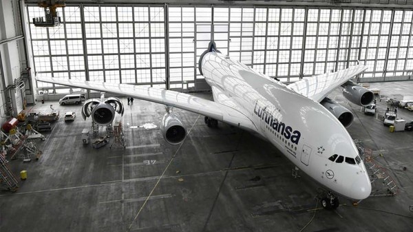 Pesawat harus masuk hangar karena ada pekerjaan perawatan. Pihaknya tak ingin para pekerja menggigil saat musim dingin di Jerman (Munich Airport/CNN Travel)  