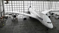 Pesawat harus masuk hangar karena ada pekerjaan perawatan. Pihaknya tak ingin para pekerja menggigil saat musim dingin di Jerman (Munich Airport/CNN Travel)  