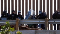 Insiden ini terjadi saat ketegangan di perbatasan AS dan Meksiko meningkat beberapa hari terakhir. Ribuan imigran asal negara-negara Amerika Tengah yang tiba dengan karavan, berkemah di sebuah stadion di wilayah Tijuana, sembari menunggu permohonan suaka mereka diproses AS.  (Foto: Dok. REUTERS/Mike Blake)