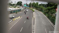 Sesekali petugas kepolisian melakukan razia di kawasan tersebut, meskipun begitu para pengguna jalan tetap nekat untuk melawan arus.