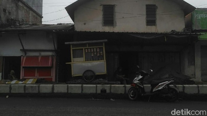 Pembangunan Trotoar di Ngelom Sidoarjo Dikeluhkan Warga