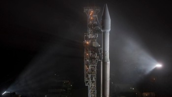 Potret wahana antariksa InSight dengan roket United Launch Alliance (ULA) Atlas-V sebelum peluncuran di Vandenberg Air Force Base, California. (Foto: Bill Ingalls/NASA via Getty Images)