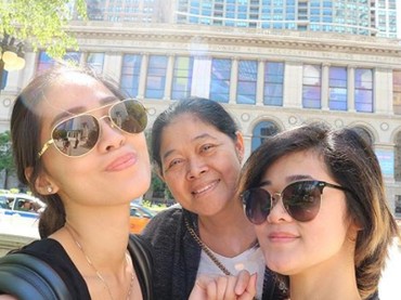 Serunya Quality Time Gracia Indri Bersama Ibu dan Adiknya