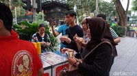 Es krim potong menjadi jajanan paling dicari traveler ketika mengunjungi Singapura. Sejumlah lokasi terkenal Singapura menjadi mangkalnya PKL yang menjajakan jajanan ini (Masaul/detikTravel)
