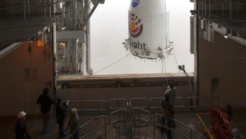 Pada 5 Mei 2018, InSight siap diluncurkan. Tampak dia dimasukkan ke fairing yang berada di atas roket Atlas V yang akan membawanya ke angkasa. Foto: NASA