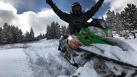 Ini saat dia main mobil ski di Vall Pass, Colorado. (charliedkeller/Instagram)