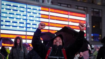 Warga Amerika Serikat yang menonton langsung di luar ruangan pun tak kalah gembiranya. Foto: Reuters