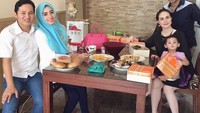 Ini dia dua keluarga yang jadi panutan warga Trenggalek. Sayangnya Emil akan segera menjadi Wagub Jatim. Sehingga Gus Ipin akan menggantikan posisinya sebagai Bupati Trenggalek Februari mendatang. Foto: Instagram novitamochamad