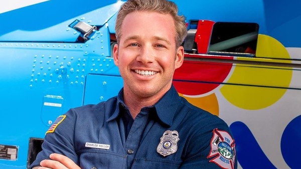 Namanya Charlie Keller, seorang pemadam kebakaran profesional dari Colorado. Dia dijuluki hot daddy lho. (charliedkeller/Instagram)
