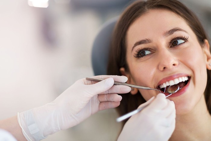ilustrasi gigi Child having a dental examination