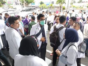 Dokter Demo Kejaksaan karena Rekannya Ditahan di Kasus Korupsi