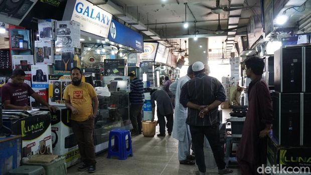 Pasar dan tempat perbelanjaan di Karachi masih buka
