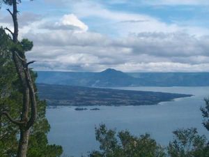 Keindahan Danau Toba dari Bukit Simarjarunjung