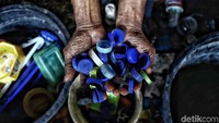 Perlu kita ketahui saat ini lautan Indonesia mengalami ancaman sampah plastik, hal itu terbukti dari penemuan bangkai ikan paus yang perutnya penuh dengan sampah plastik.
