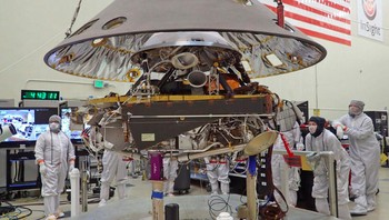 Para engineer memasukkan badan InSight ke pelindungnya yang akan berguna saat memasuki Mars. Foto: NASA
