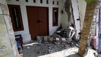 Tampak tembok rumah salah satu warga hancur.