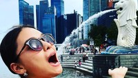 Layaknya turis Indonesia, Yuumi juga pernah liburan ke Singapura. Di sana, ia sempat berfoto lucu dengan latar Merlion (yuumi_kato/Instagram)  
