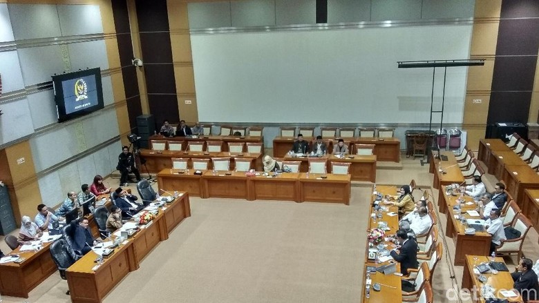 Komisi VIII Desak Kemenag Tetap Pakai Rupiah untuk Biaya Haji 2019 Komisi VIII Desak Kemenag Tetap Pakai Rupiah untuk Biaya Haji 2019