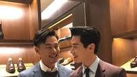 Pelantun lagu Trap dan Its You ini sedang bersulang bersama sosok yang disebutnya bro. Eits, jangan salah fokus sama wajah manis Henry ya! Foto: Instagram henryl89