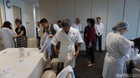 Sebelum berkeliling Gedung Inflight Catering Centre 1, kami harus memakai sejumlah pakaian pelindung. Ada masker, jas putih yang hampir menutupi seluruh badan, masker rambut dan penutup sepat (Masaul/detikTravel)