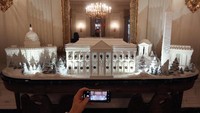 Replika bangunan bersejarah di Amerika ini dibentuk dari kue jahe dan dipajang di Ruang Makan Kenegaraan di Gedung Putih, Washington DC, Amerika Serikat.