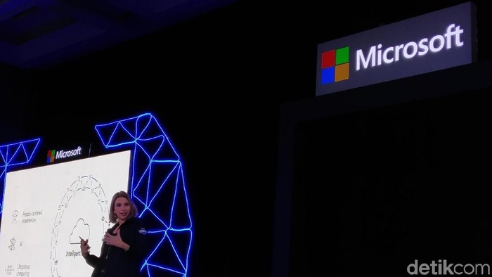 Presiden Microsoft Asia Pacific Andrea Della Matea bicara soal bisnis cloud pihaknya, menyinggung panjang kabel fiber pusat data (Foto: Muhamad Imron Rosyadi/detikINET) Presiden Microsoft Asia Pacific Andrea Della Matea bicara soal bisnis cloud pihaknya, menyinggung panjang kabel fiber pusat data (Foto: Muhamad Imron Rosyadi/detikINET)