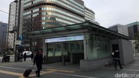 JR Kyushu menggabungkan fungsi stasiun menjadi kawasan yang saling terintegrasi manfaatnya. 