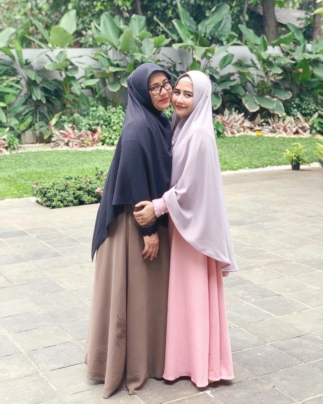 Acara kajian tak hanya dihadiri oleh selebriti berhijab, tapi juga para artis yang sedang belajar berhijab seperti Prilly Latuconsina hingga Syahrini. Foto: Instagram Prilly Latuconsina