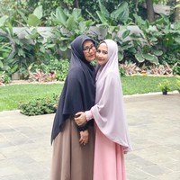 Acara kajian tak hanya dihadiri oleh selebriti berhijab, tapi juga para artis yang sedang belajar berhijab seperti Prilly Latuconsina hingga Syahrini. Foto: Instagram Prilly Latuconsina