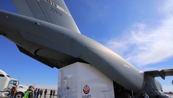 Paket InSight yang sudah jadi dikirimkan dengan pesawat kargo ke tempat peluncurannya, yaitu Vandenberg Air Force Base di California pada 28 Februari 2018. Foto: NASA