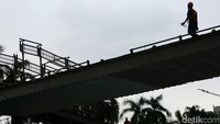 Saat JPO Gelora Bung Karno dibongkar, penumpang TransJakarta diberi sarana pelican crossing di sisi selatan. 