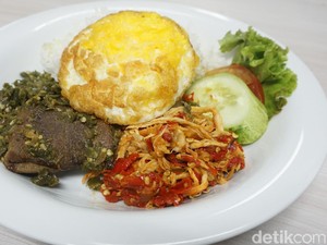 Mau Makan Kenyang? Di Sini Ada Nasi Plus Lidah Balado dan Salted Egg Chicken