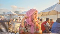 Wah, kalau lihat gaya kulinerannya pasti nggak akan ada yang nyangka kalau wanita ini sudah memiliki tiga orang anak. Pada sebuah portal berita online, Novita mengaku wajah cerahnya didapat lantaran kerap minum air putih. Foto: Instagram novitamochamad